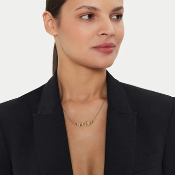 Γυναικείο Κολιέ Calvin Klein 35000229 σε χρυσό χρώμα με γεωμετρικό στοιχείο και πέτρες ζιργκόν, φορεμένο.
